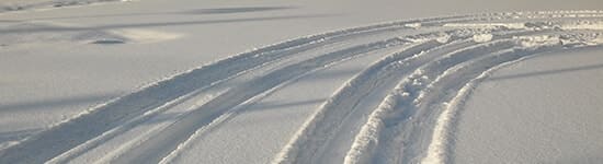 Fahrspuren im Schnee: Winterreifen kaufen und nicht den Grip verlieren!