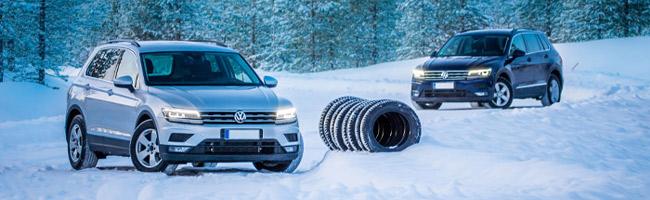 Zwei Autos im Schnee mit Reifen in der Mitte