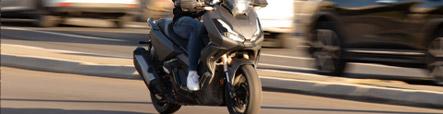 Scooter mit Scooterreifen im Stadtverkehr