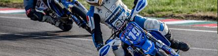 Supermoto-Motorrad mit Supermoto-Reifen
