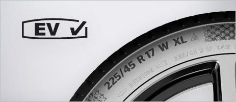 Nahaufnahme einer Reifenflanke mit der Reifengröße 225/45 R 17, der XL-Tragfähigkeit, dem W-Geschwindigkeitsindex und dem Continental EV-Symbol für Elektrofahrzeuge.