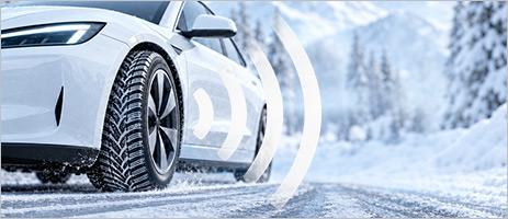 Elektroauto bei winterlichem Wetter als Motiv für Abrollgeräusche und Fahrkomfort von EV-Winterreifen