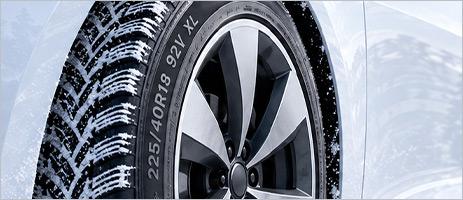 Bridgestone-Winterreifen für Elektroautos mit sichtbaren Größen-, Traglast- und Winterkennzeichnungen auf der Reifenflanke