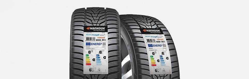Zwei Hankook Winterreifen der Serie „Winter i*cept“ nebeneinander vor hellem Hintergrund mit aufgeklebten offiziellen EU-Reifenlabels.