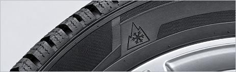 Ganzjahresreifen mit einem Alpine Symbol auf der Reifenflanke