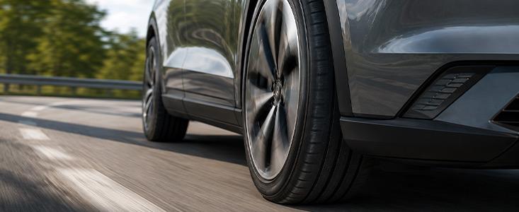 Elektroauto bei der Fahrt mit belasteten Reifen